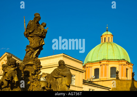 La statua della Madonna e la cupola di sv Frantisek z Assisi chiesa a Krizovnicke Namesti Square nel centro di Praga Repubblica Ceca UE Foto Stock