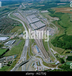 Vista aerea guardando a nord dell'Eurotunnel Terminal a Folkestone, Regno Unito. Il tunnel portale può essere visto in primo piano. Foto Stock