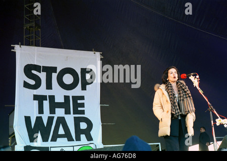 Bianca Jagger affrontare la folla di dimostranti durante una manifestazione contro la guerra in Hyde Park Londra Foto Stock