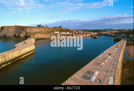 Vista dalla parte superiore del faro guardando verso Whitby North Yorkshire Regno Unito Foto Stock