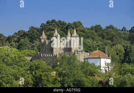 Il Portogallo, la Costa Verde, Santa Maria da Feira Castello medievale vicino a Oporto Foto Stock