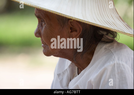 Vecchia Signora tailandese che indossa un cappello di paglia Foto Stock