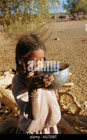 Niger Agadez ragazza di tribù Tuareg acqua potabile Foto Stock
