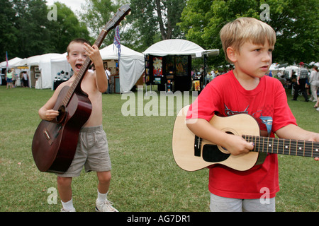 Alabama Colbert County, Tuscolbia, Spring Park, Helen Keller Festival of the Arts, belle arti, artigianato, ragazzi, maschio bambini bambini bambini bambini ragazzi Foto Stock