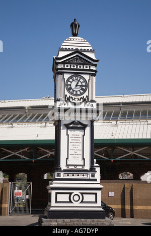 Ornato 19 ° secolo commemorativo 'Harbour Clock' costruito per commemorare l'apertura della stazione ferroviaria. Holyhead Anglesey Wales Regno Unito Foto Stock