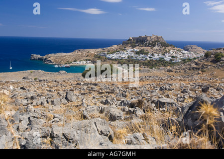 L antica città di Lindos sul isola di Rodi con esso s'Acropoli sulla cima di una collina Foto Stock