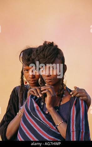 Il Niger nei pressi di Agadez giovani donne della tribù Wodaabe in Abbigliamento tradizionale Foto Stock