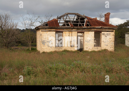 Derelitti era coloniale agriturismo nella campagna australiana Foto Stock