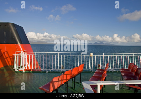 Il Signore delle isole, un Caledonian MacBrayne traghetto per auto, en route da Oban a Colonsay Jura è in background. Foto Stock
