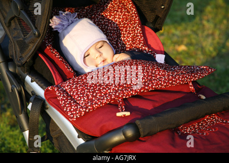 Baby Baby in pullman Foto Stock