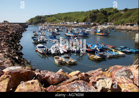 Barche da pesca ormeggiate nel porto a Vila nova de Milfontes Odemira in Portogallo Foto Stock