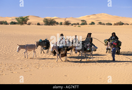 Il Niger nei pressi di Agadez persone della tribù Tuareg camp in movimento Foto Stock