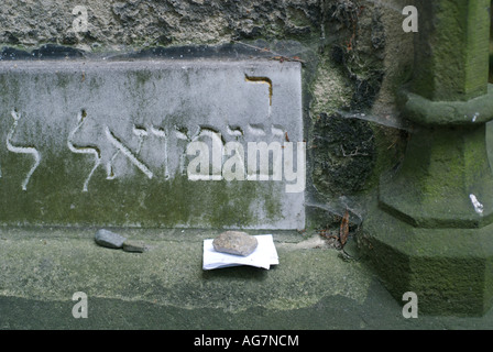 Carta piegata nota sotto una pietra sulla lapide ebraica, in antico cimitero ebraico in districtof Kazimierz Cracovia Polonia Foto Stock