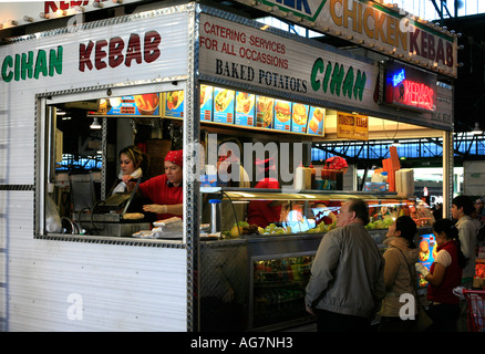 Un cibo da asporto stallo a Flemington mercati Sydney Australia riflette la diversità etnica della nazione Foto Stock