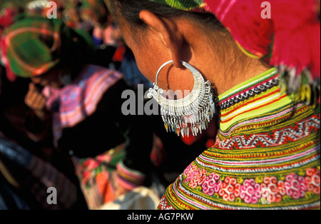 Il Vietnam può cau donna di Flower Hmong Hill Tribe al mercato Foto Stock