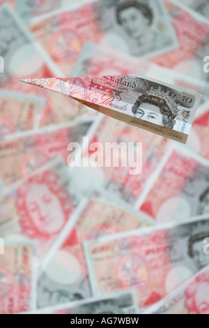 Aeroplano realizzato dal British Pound nota Foto Stock