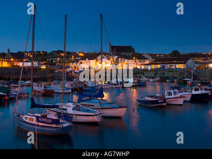 Night Shot del porto interno a Porthleven Cornwall Regno Unito Foto Stock