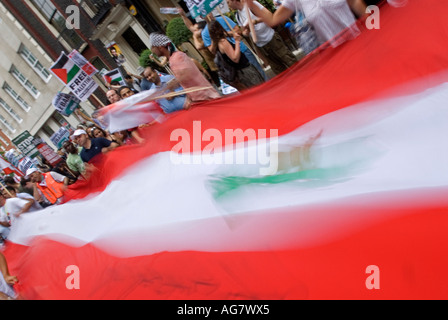 Arrestare l'Assalto sul Libano Londra 22 Luglio 2006 oltre 7 000 persone si sono unite a una strada protesta contro Israele s attacchi sul Libano Foto Stock