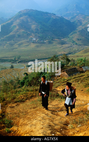 Il Vietnam Sapa l uomo e la donna di Black Hmong tribù Hill Foto Stock