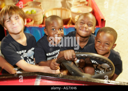 Tuscaloosa Alabama, Museo delle mani dei bambini, storia, Black Blacks African Africanans etnica minority, ragazzi, ragazzi maschi bambini bambini bambini bambini ragazzi giovani Foto Stock