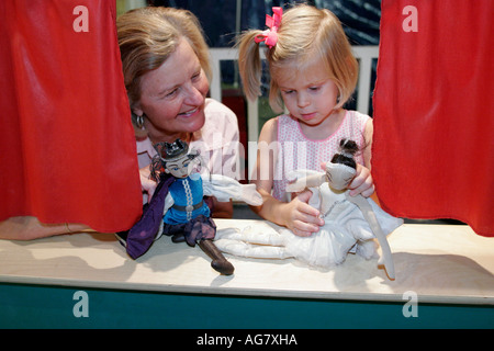 Tuscaloosa Alabama, Museo delle mani dei bambini, storia, spettacolo di marionette, ragazze ragazze, giovani giovani giovani giovani giovani giovani giovani ragazze bambini bambini bambini bambini, nonmott Foto Stock