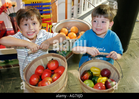 Tuscaloosa Alabama, Museo delle mani dei bambini, storia, Latino ispanico etnia immigranti minoritari, ragazzi ragazzi pazzi ragazzi ragazzi ragazzi ragazzi ragazzi ragazzi ragazzi ragazzi bambini bambini bambini Foto Stock