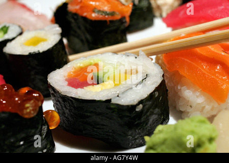 Festa Sushis servito con le tradizionali bacchette Foto Stock