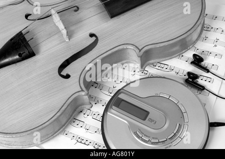 Lettore CD e un violino moderni strumenti musicali ed elettronica Foto Stock