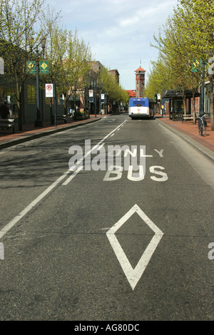 Un solo bus lane è contrassegnata sulla strada nel centro di Portland Oregon Foto Stock