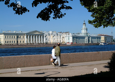 San Pietroburgo FEDERAZIONE RUSSA giovane a piedi lungo il fiume Neva Accademia delle Scienze La Kunstkammer Foto Stock