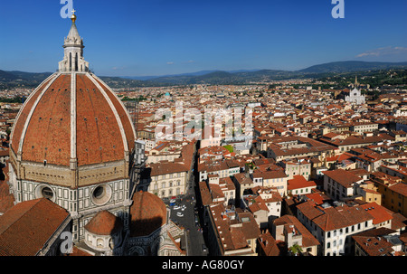 Panorama di Firenze est Italia con la cupola del Duomo Cattedrale di Santa Maria del Fiore di Santa Maria del Fiore e Santa Croce basiliche Foto Stock
