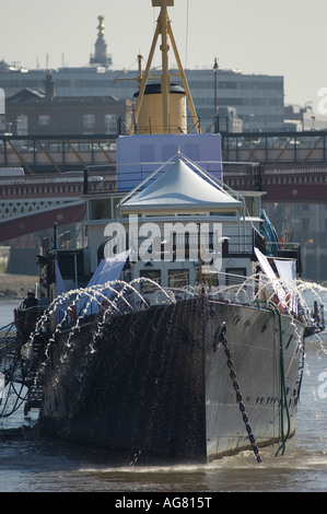 Acqua pompata da ormeggiata in modo permanente il dispositivo HMS Presidente su Victoria Embankment Londra centrale Foto Stock