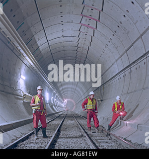 Monitoraggio di Eurotunnel ingegneri ispezionare una sezione del tunnel completato prima della permanente di propri lavori in corso di installazione. Foto Stock