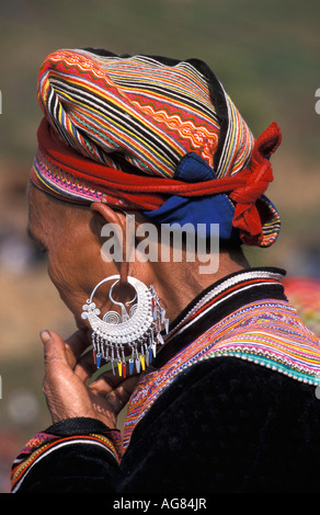 Il Vietnam può cau donna di Flower Hmong Hill Tribe al mercato Foto Stock