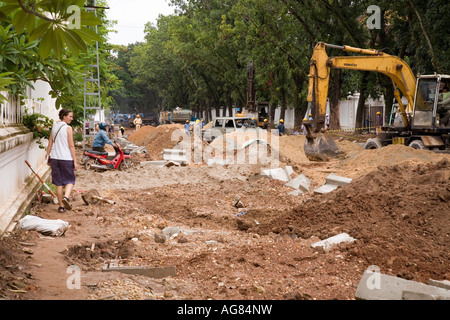 Costruzione di strade con lavoratori che lavorano alla riparazione di strade a Vientiane, la capitale del Laos. Foto Stock