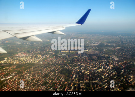 Piano in partenza da Varsavia Okecie Airport, Polonia, vista dalla finestra di aeroplano Foto Stock