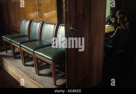 Una fila di sedie al di fuori di una sala riunioni a Hackney Town Hall di Londra. Regno Unito. Foto Stock
