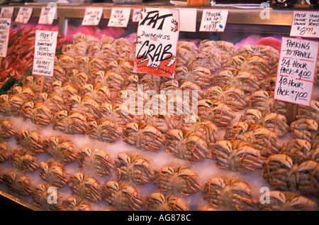 Granchi per la vendita al mercato del pesce Foto Stock