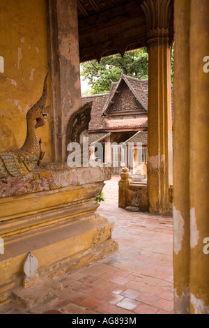 Appendere il sistema HOD Naga nel chiostro di Wat Si Saket tempio guardando verso l ingresso principale Vientiane Laos Foto Stock