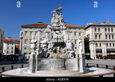 Fontana nella Piazza dell Unita d'Italia Trieste Italia Foto Stock