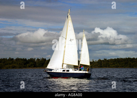 Barca a vela sul Lough Derg Irlanda Foto Stock