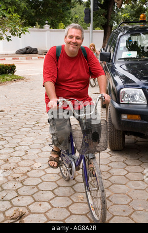 Western cicli turistici sul marciapiede in Vientiane capitale del Laos Foto Stock