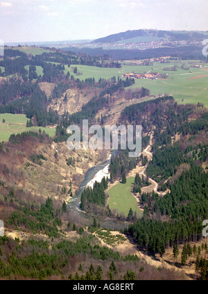 L'acqua alta in fiume Ammer vicino Paffenwinkel, Hohenpeissenberg in background , Germania, il Land della Baviera Foto Stock