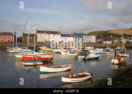 Vista sul porto con barche ormeggiate e colorato quayside georgiano case nella città balneare Aberaeron Ceredigion Mid Wales UK Foto Stock