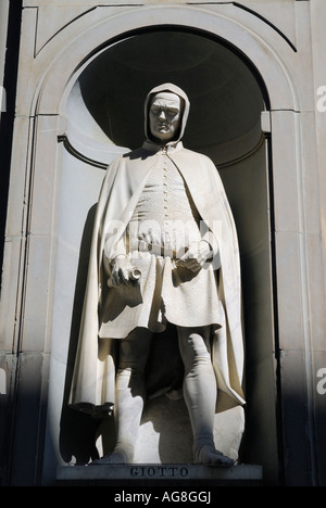 Statua di Giotto di Bondone presso la Galleria degli Uffizi a Firenze Italia Foto Stock