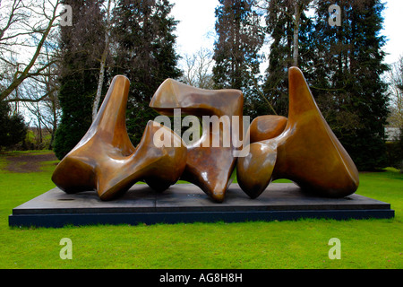 Henry Moore Foundation , Perry verde , metallo scultura in bronzo di un pezzo di tre figura di vertebre completato 1968 in aria aperta Foto Stock