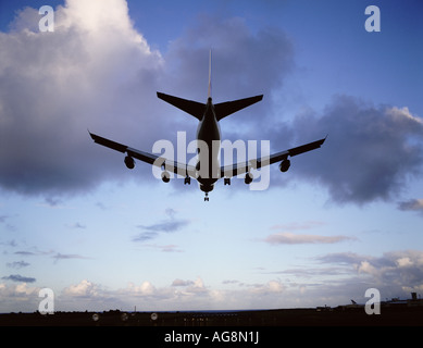 Aereo di linea in arrivo a terra, lo sbarco dall'Aeroporto di Mauritius Foto Stock