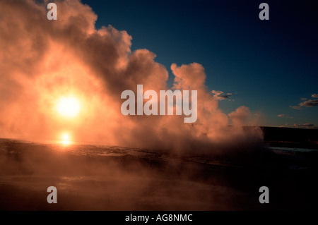 Geyser al tramonto, Fontana vaso di vernice area, il Parco nazionale di Yellowstone, Wyoming USA Foto Stock