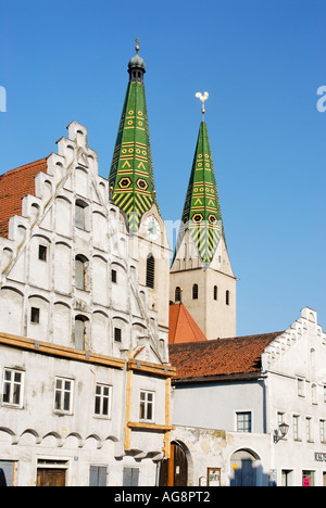 Beilngries nella valle Altmuehl Alta Baviera Germania chiesa parrocchiale San Walburga e la casa Kaiserbeck Foto Stock