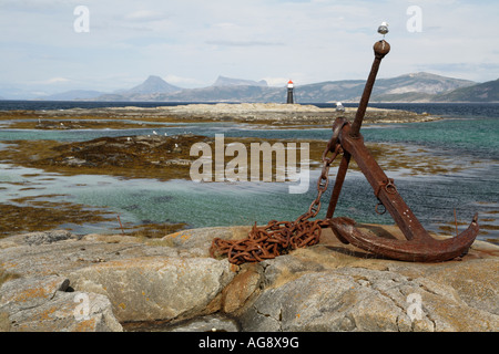 Vecchio arrugginito ancora sul Hamarøy, isole Lofoten in background, Norvegia. Foto Stock